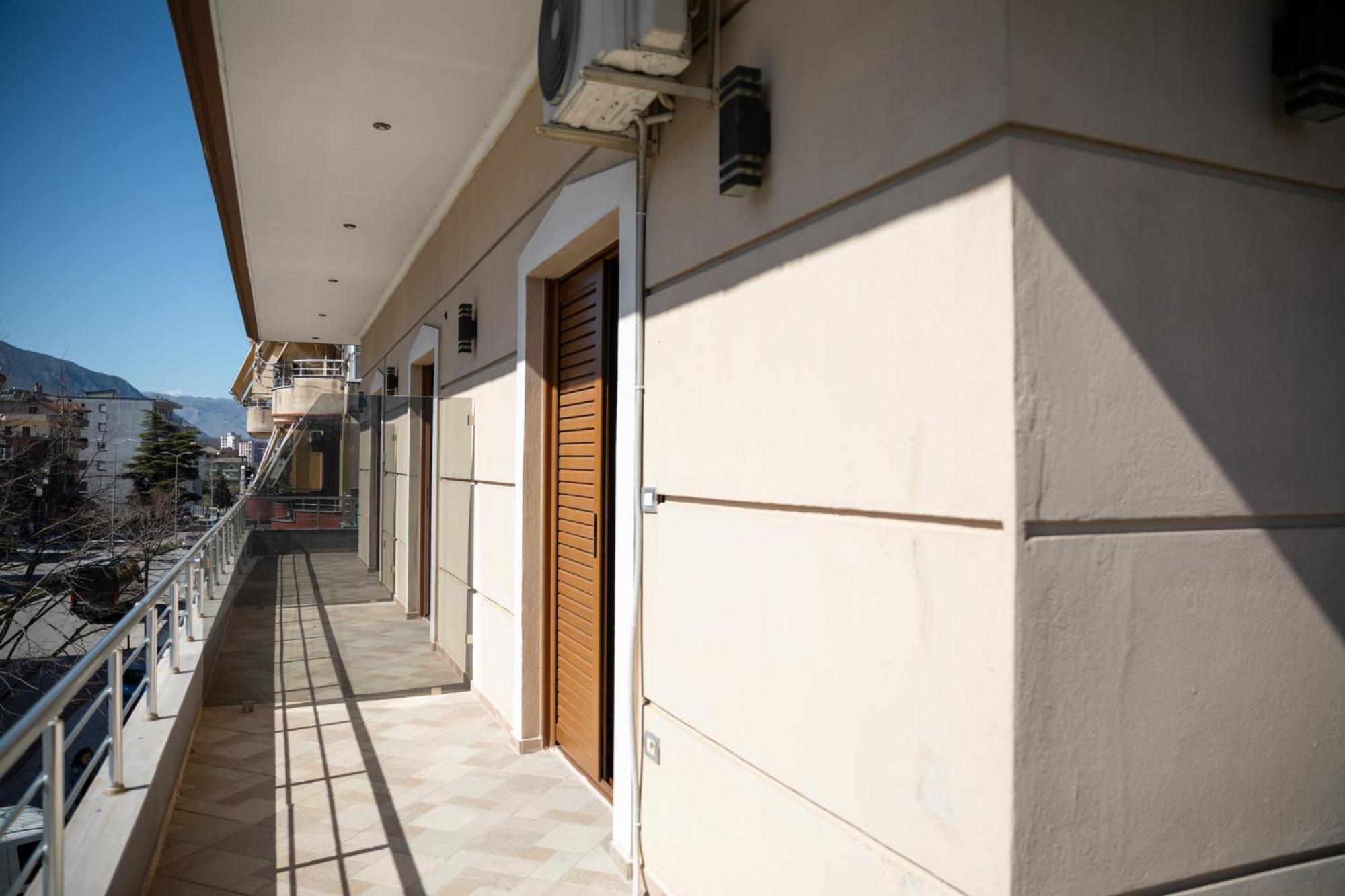 Bora Hotel Гирокастра Экстерьер фото