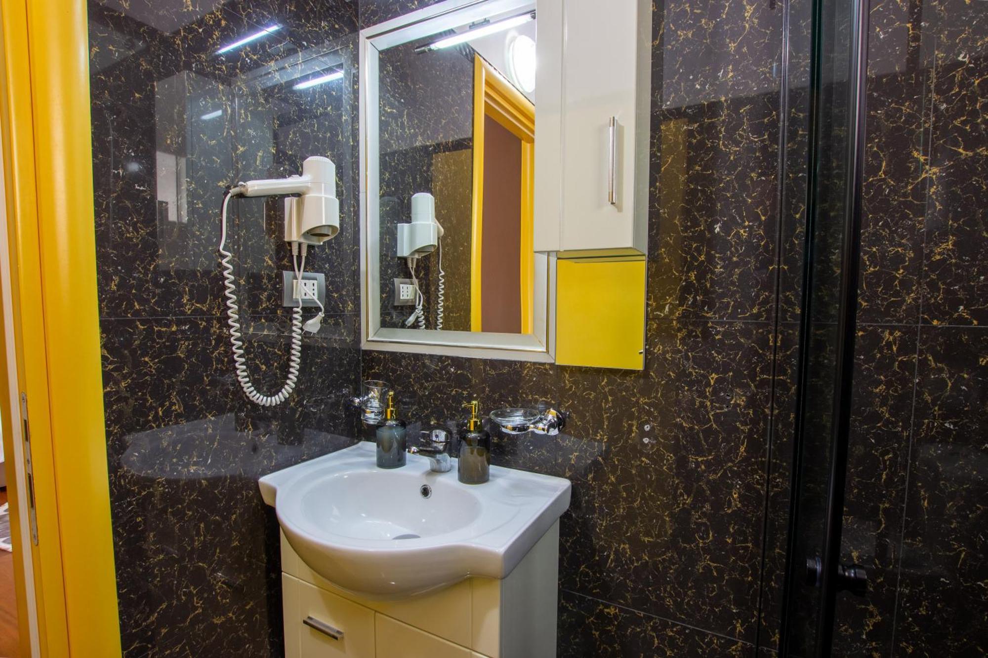 Bora Hotel Гирокастра Экстерьер фото