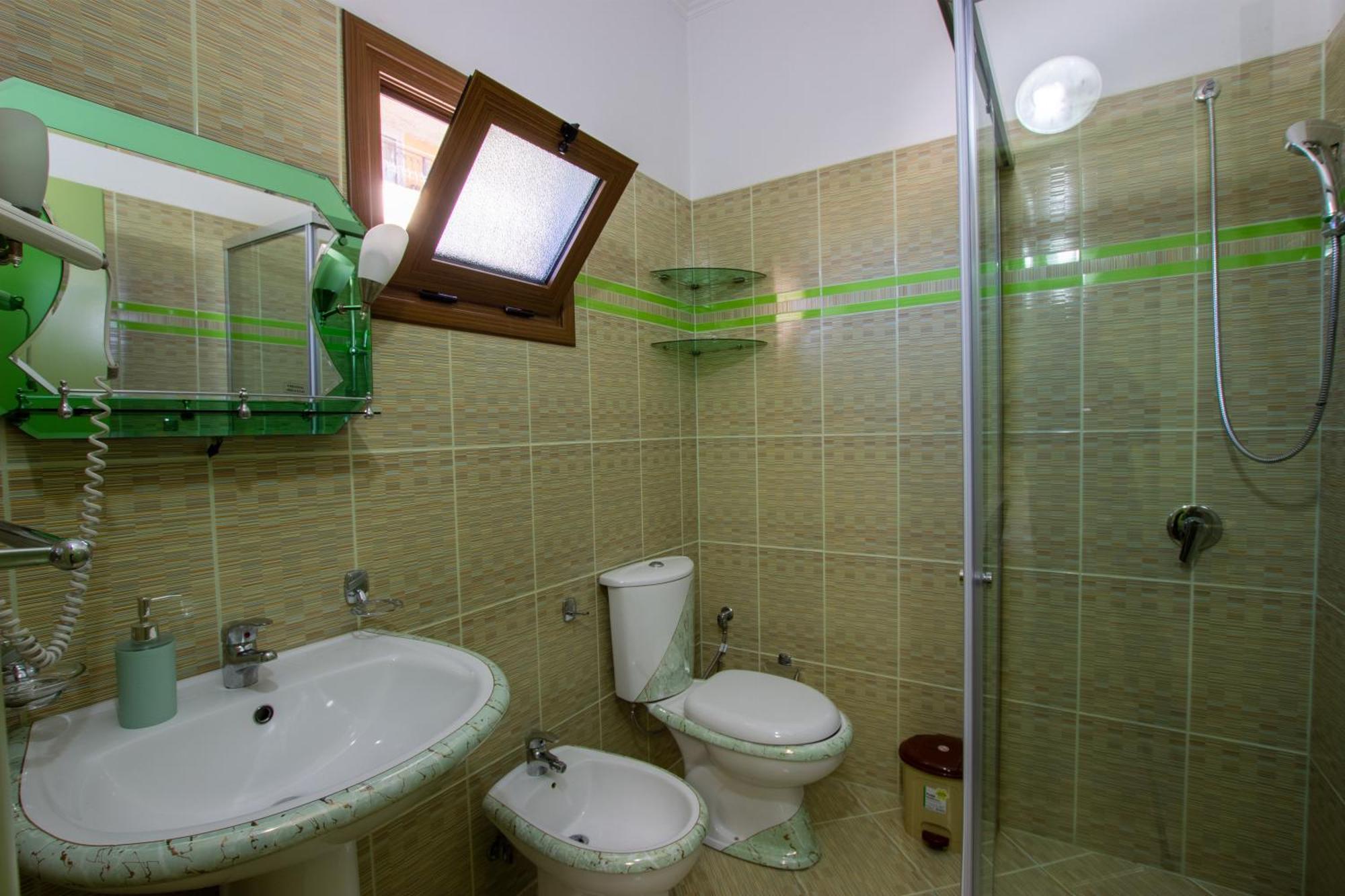Bora Hotel Гирокастра Экстерьер фото